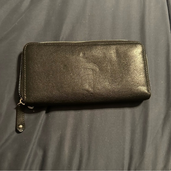 Coach black shiny leather zip around wallet - Picture 2 of 3